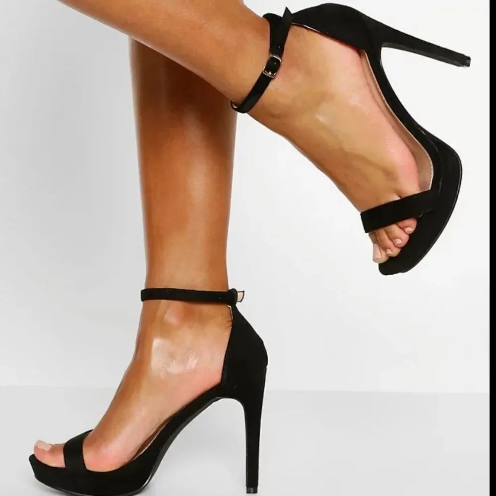 STEVE MADDEN ALMOND TOE ANKLE STRAP SANDAL